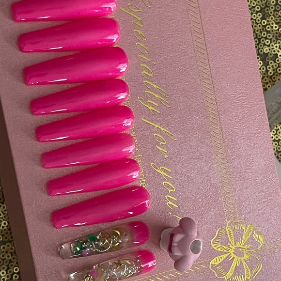 Press on nail ready to go ❤️ - Picture 4 of 9